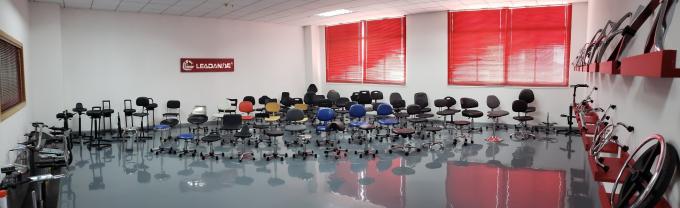 De comfortabele Ergonomische Laboratoriumstoelen en de Krukken ontmoeten 10000 Klassen Schone Zaal